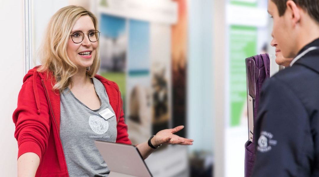 Zentrale Studienberatung berät Interessierte auf einer Messe, Foto: Christian Hüller