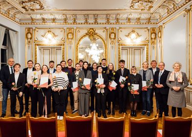 Zu sehen sind als Gruppenfoto die Preiträger:innen der Universitätsgesellschaft 20234/24-