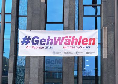 Zu sehen ist das Banner "#gehwählen", das vor dem Neuen Augusteum hängt.