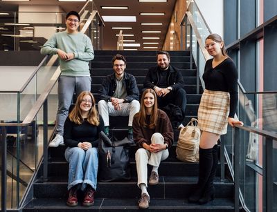 Gruppenbild der Studienbotschafter:innen auf der Treppe, Foto: Christian Hüller