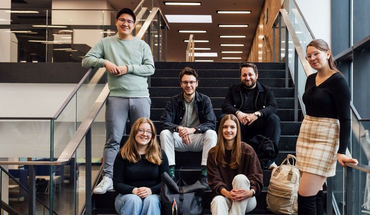 Gruppenbild der Studienbotschafter:innen auf der Treppe, Foto: Christian Hüller