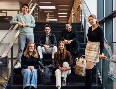 Gruppenbild der Studienbotschafter:innen auf der Treppe, Foto: Christian Hüller