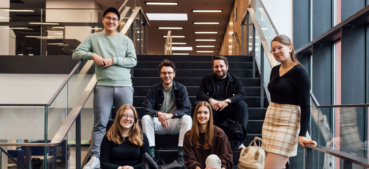 Gruppenbild der Studienbotschafter:innen auf der Treppe, Foto: Christian Hüller